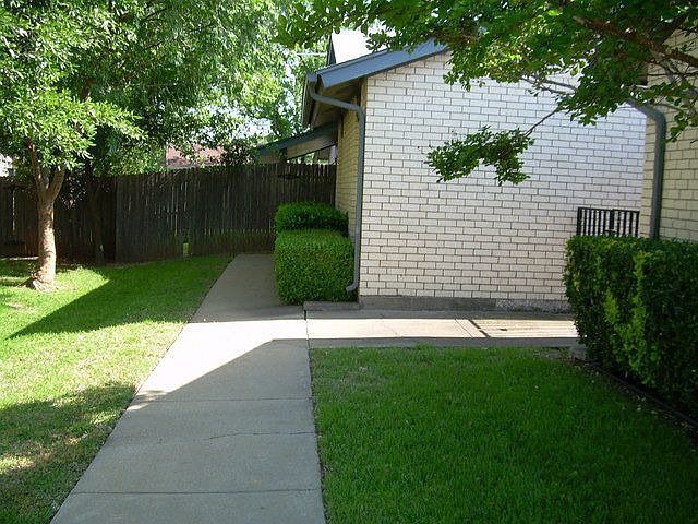 2nd image of 822 Shady Glen Ln