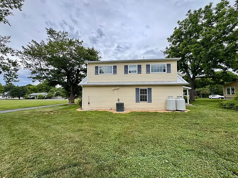 506 E Riverside Dr — Photo 2