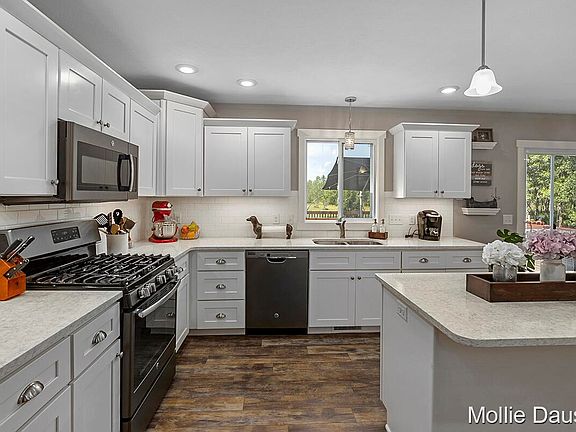 3rd image of 9923 Myers View Dr NE