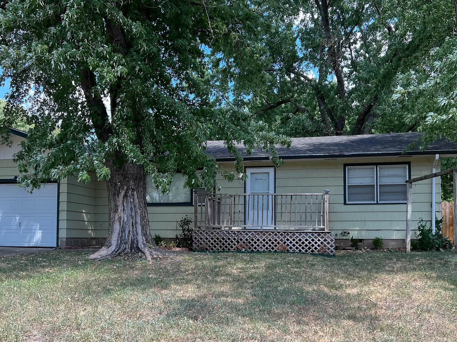 1010 Shelden St — Photo 1