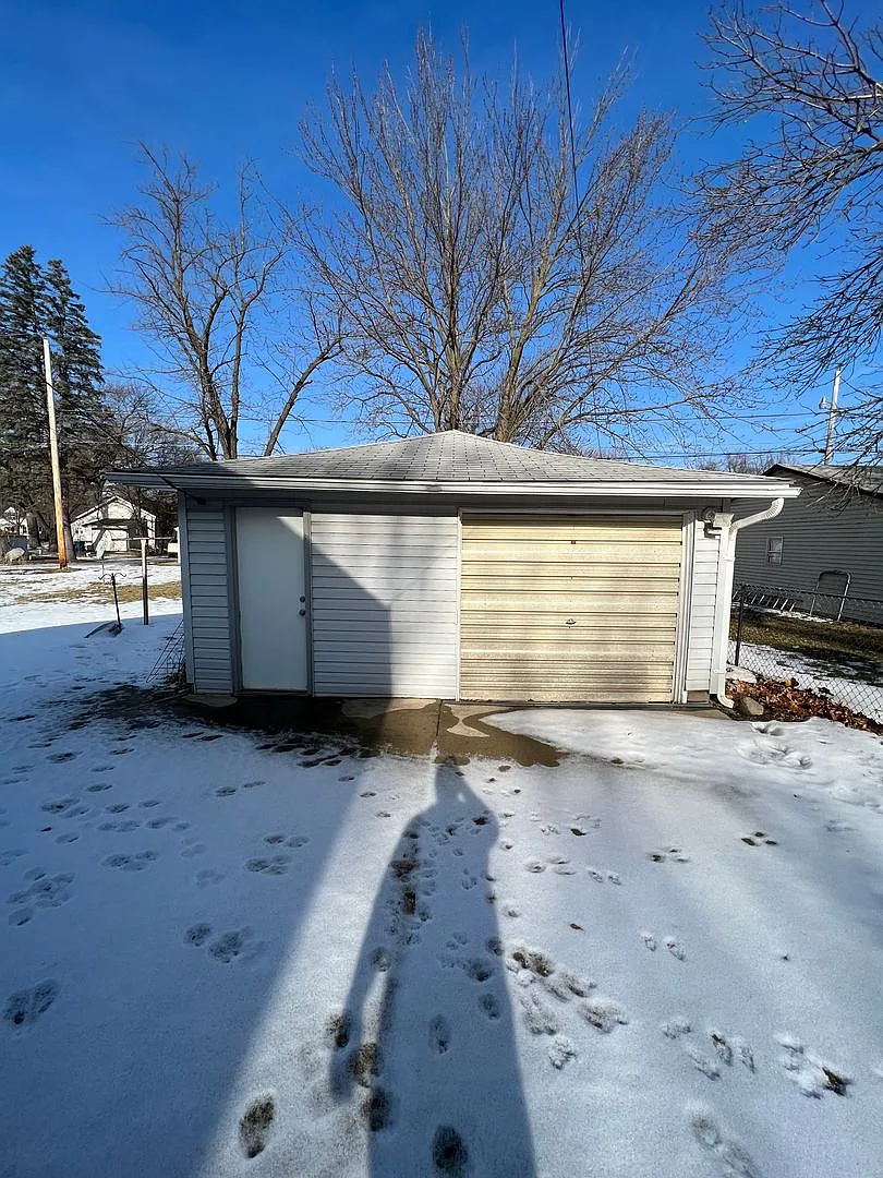 3 Bedroom 2 Bathroom Home — Photo 2