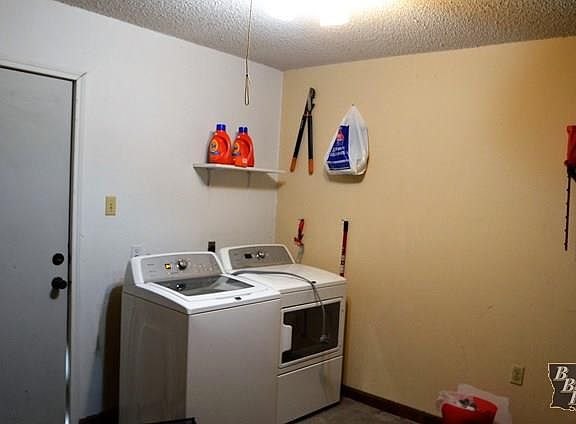 3rd image of 402 Louis Dr