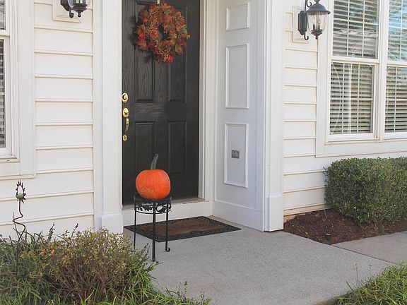 5th image of 44478 Oakmont Manor Sq