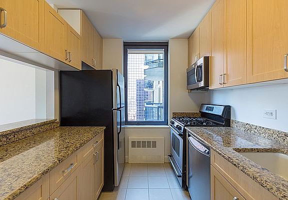 4th image of 235 W 48th St APT 35L