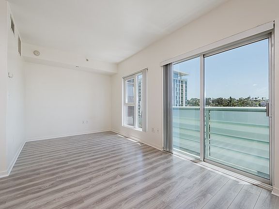 4th image of 550 15th St Unit 607
