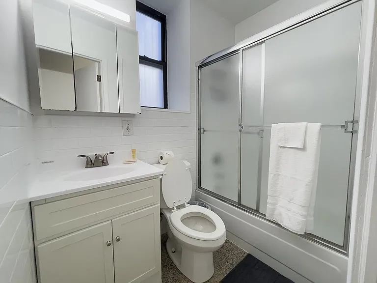 407 W 51st St #1E — Photo 4