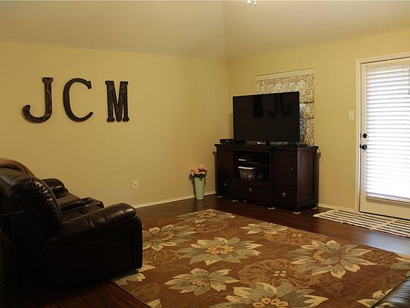3rd image of 2208 Huntington Dr