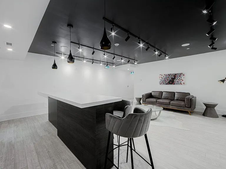 2475 Hurontario St — Photo 20
