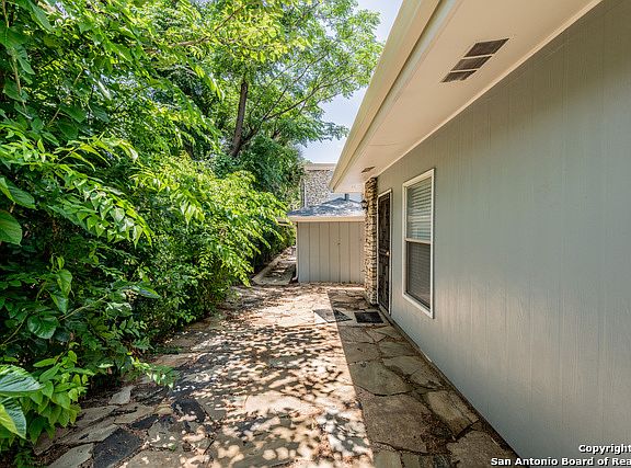 3rd image of 423 E Dewey Pl