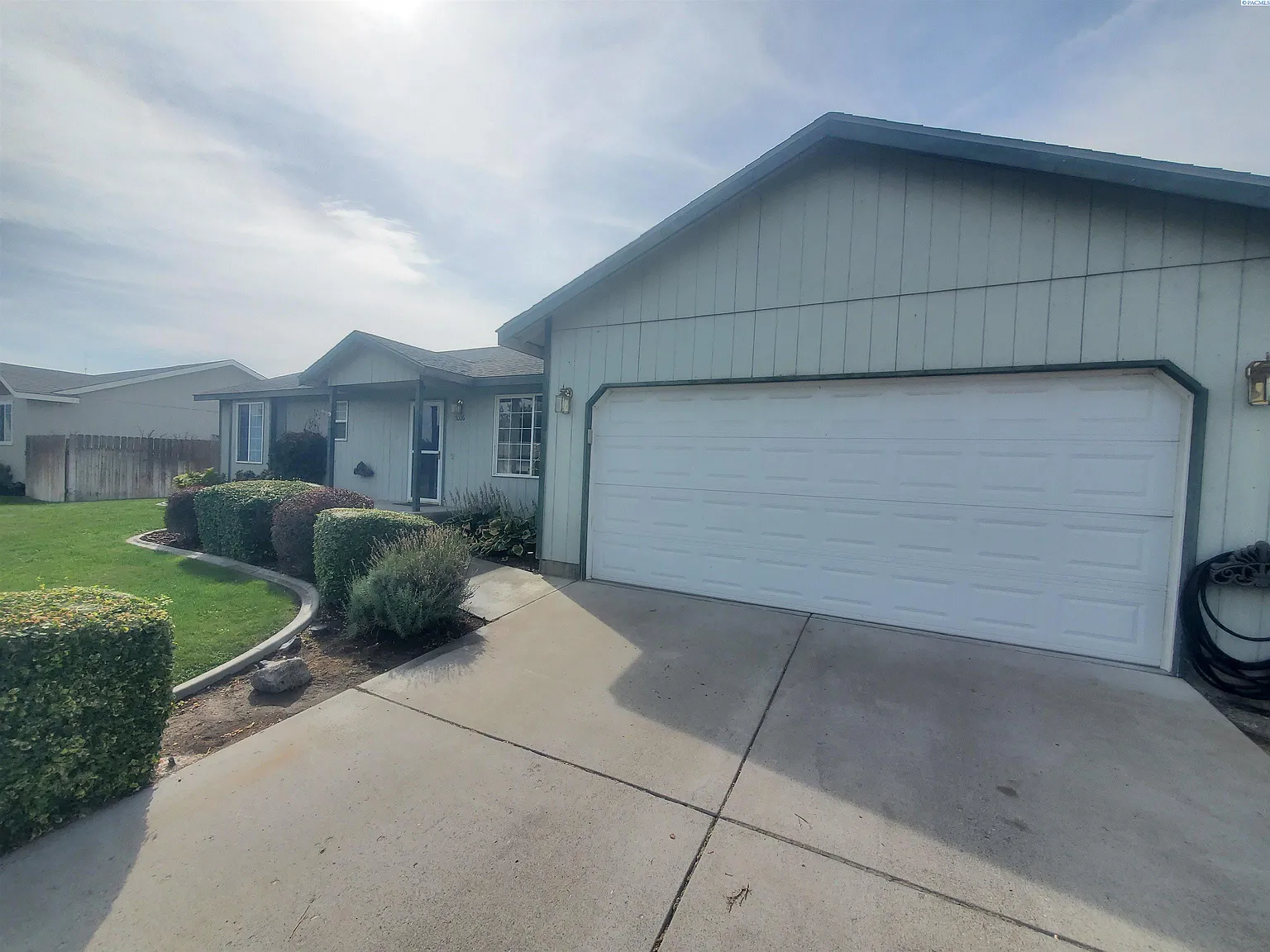 3 bed, 2.0 bath, 1482 sqft, $1,995 — Photo 2