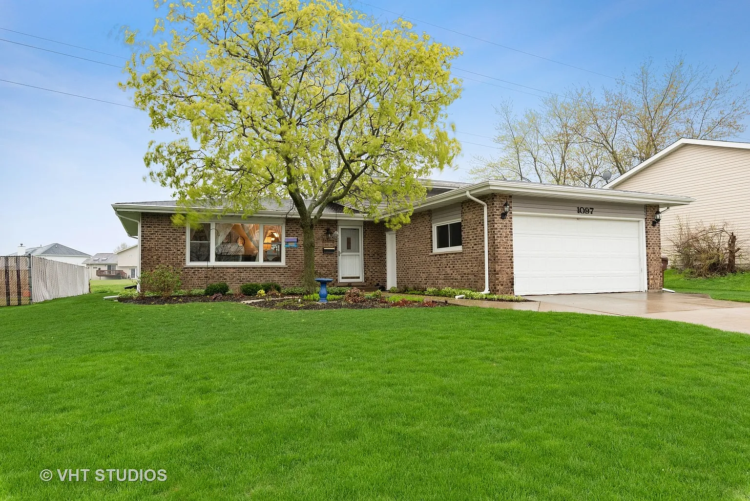 1097 Amherst Ln photo 1