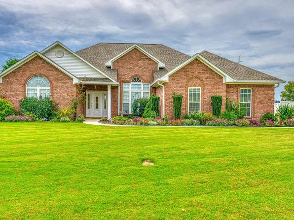 210 Plantation Springs Dr, Florence, AL 35630