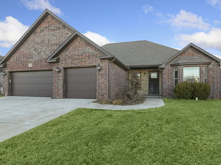 2304 SW Chaddington Rd — Photo 1