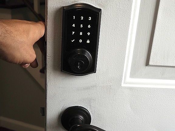 Automatic keypad lock/unlock