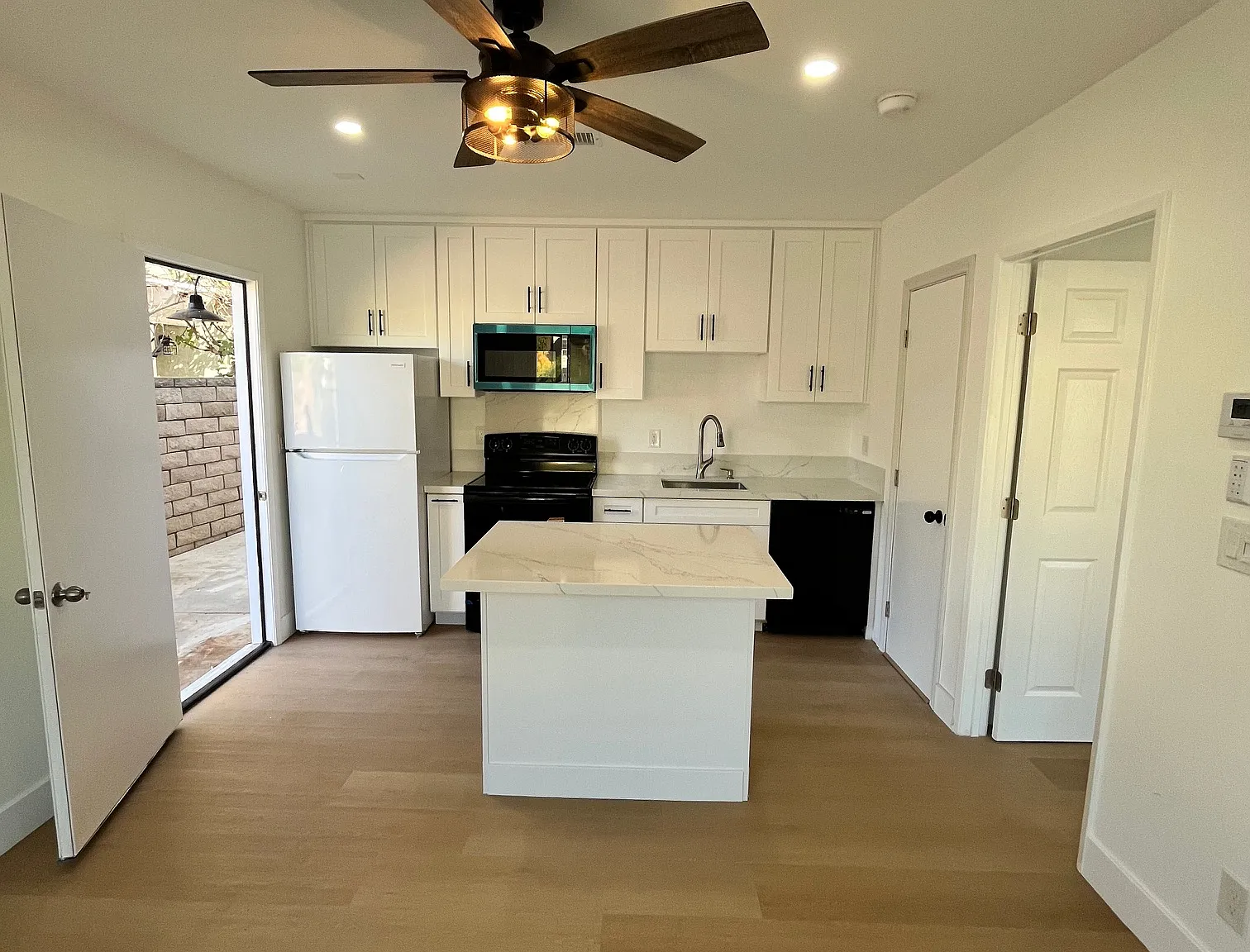 1 bed, 400 sqft, $2,500 — Photo 3