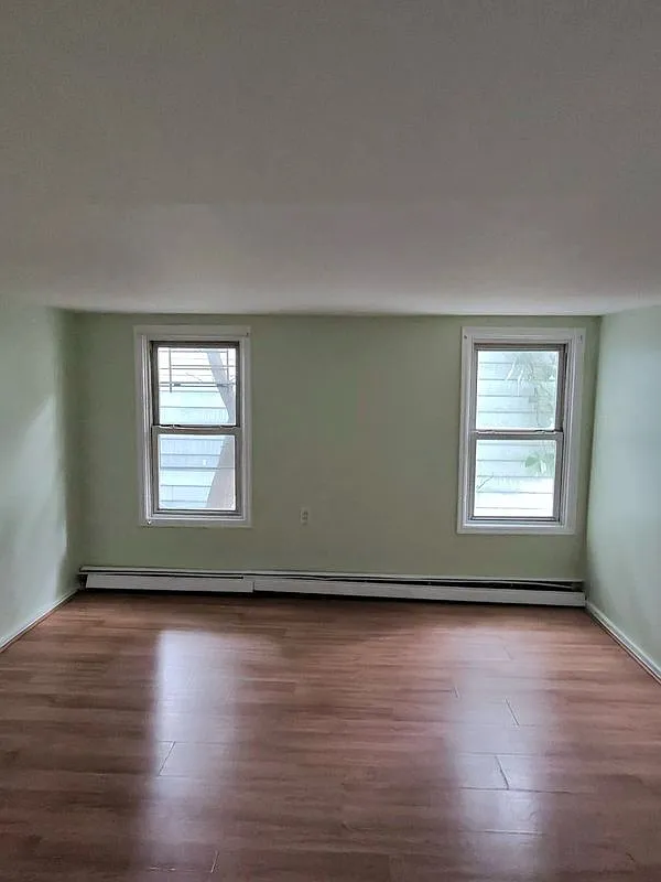 3 bed, 1.0 bath, 1122 sqft, $2,250 — Photo 2