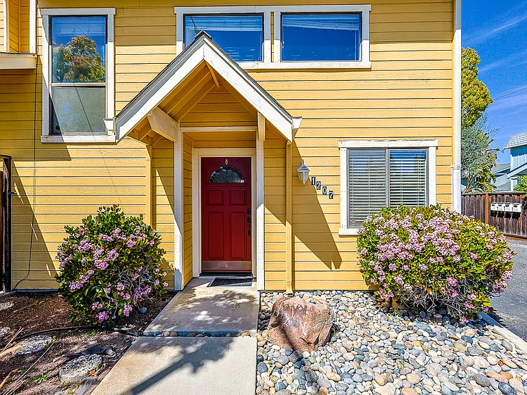 1207 Smith Ave — Photo 1