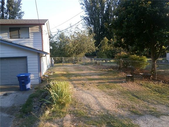 2nd image of 3207 NE 205th St