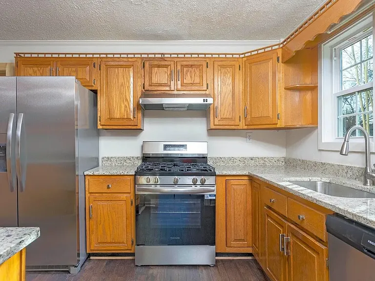 344 Illinois Ave — Photo 4