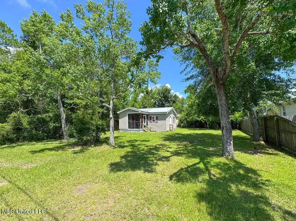 210 Gulfside St, Waveland, MS 39576