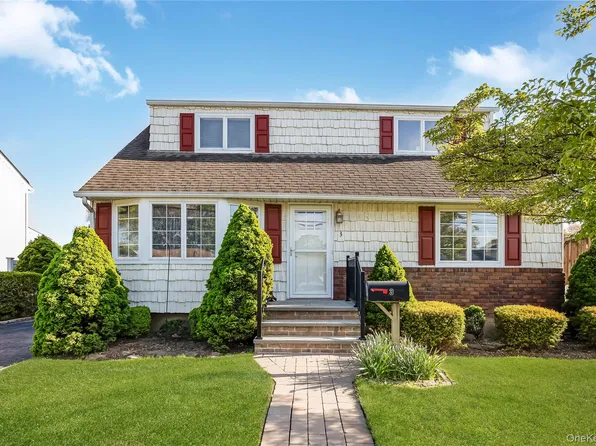 3 6th Avenue, Farmingdale, NY 11735