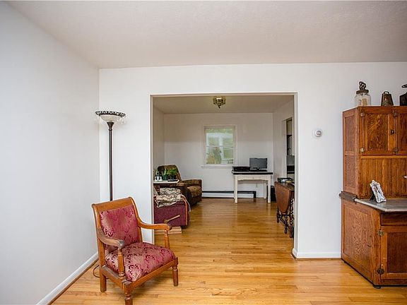 4th image of 18 Edgewood Dr