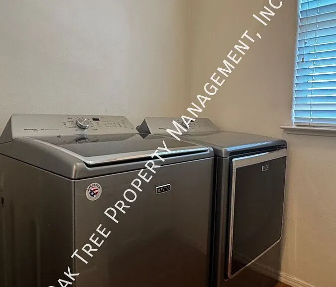 679 W Lisbon Ln — Photo 13