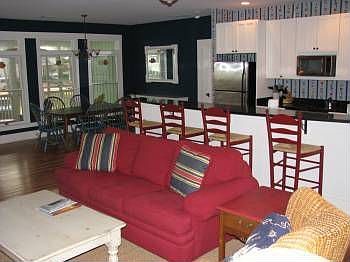 2nd image of 131 Avenue Of Oaks