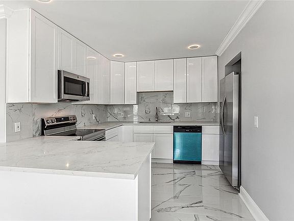 5th image of 560 Grovewood Dr