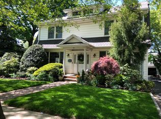9 Berry St, Lynbrook, NY 11563