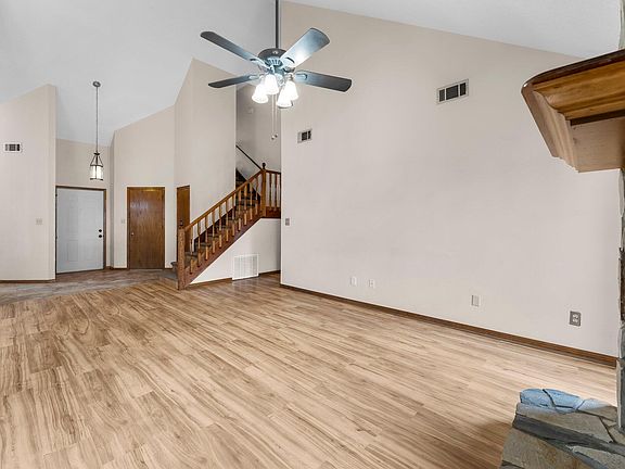 3rd image of 206 Woodland Park Cir