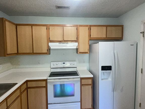 4th image of 628 S Hampton Dr
