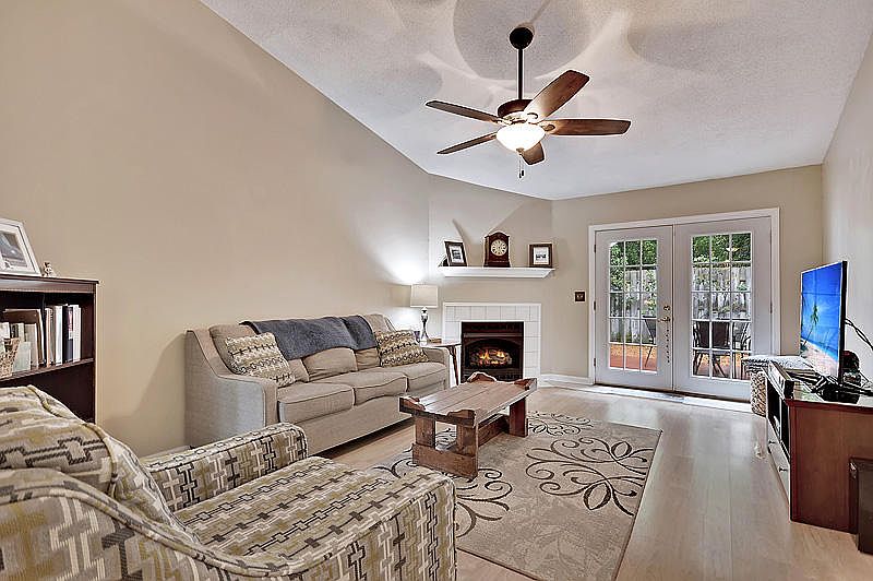 2nd image of 1333 Pinnacle Ln