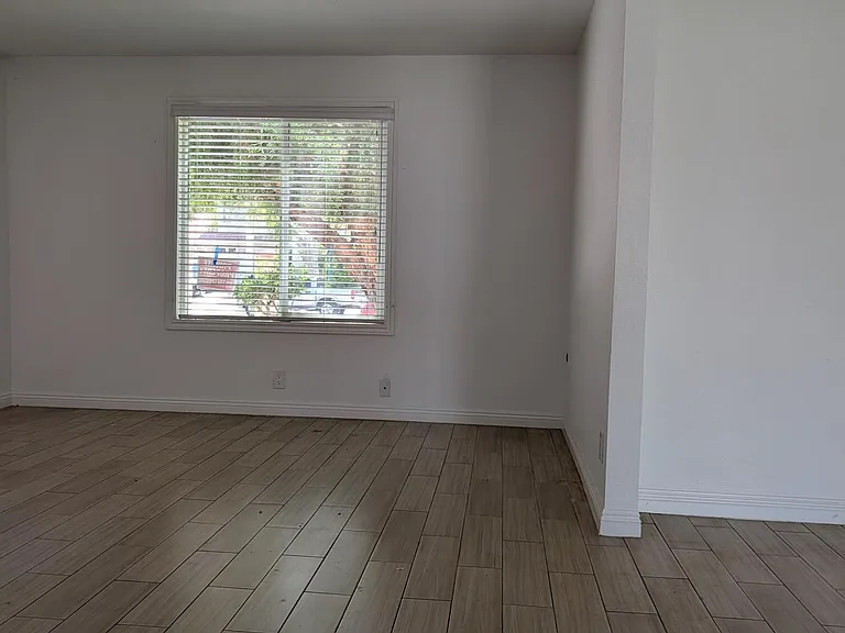 239 Katherine Ct — Photo 3