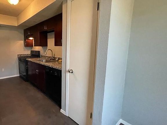 4th image of 5306 Woodland Oaks Ct Building B