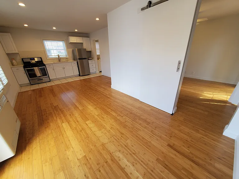 130 Roycroft — Photo 16