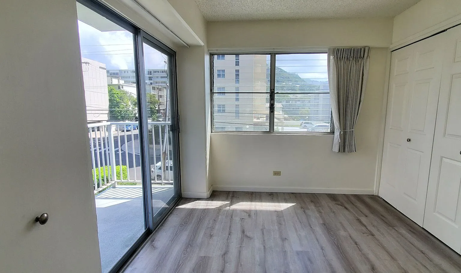 Available Now! 2 Bed, 1.5 Bath. Awesome Location, Large Lanais. — Photo 2