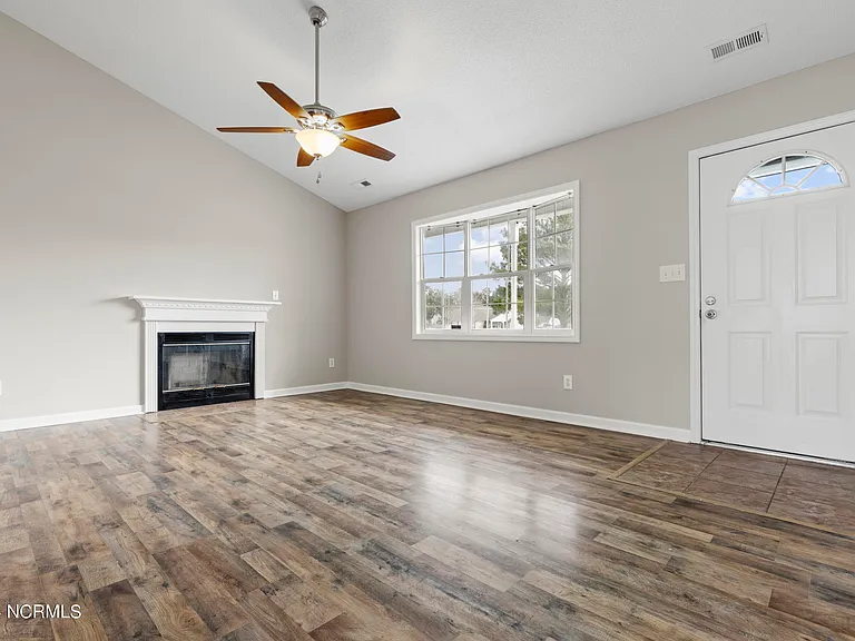 305 Foxridge Ln — Photo 9