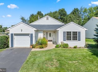 2 Holiday Ct, Ewing, NJ 08638