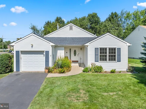 2 Holiday Ct, Ewing, NJ 08638