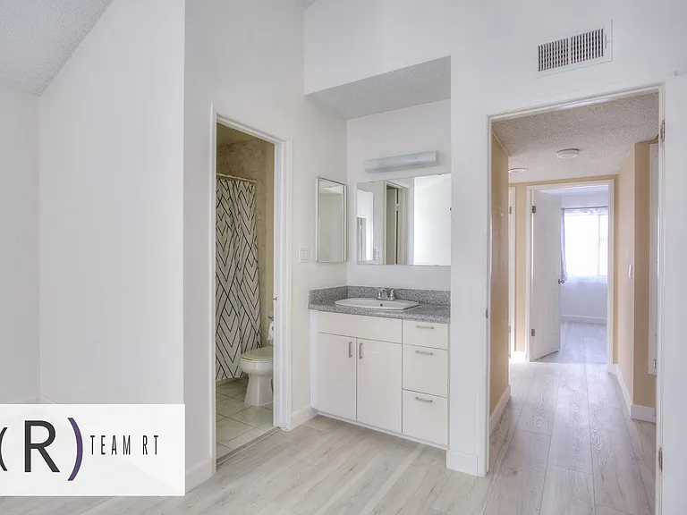 2020 20th St #6 — Photo 39