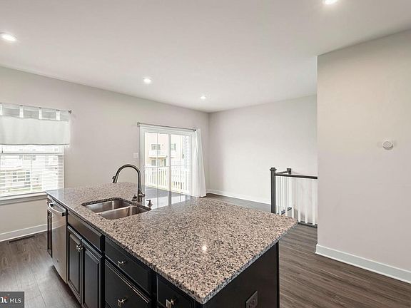 4th image of 105 Bayhill Ter