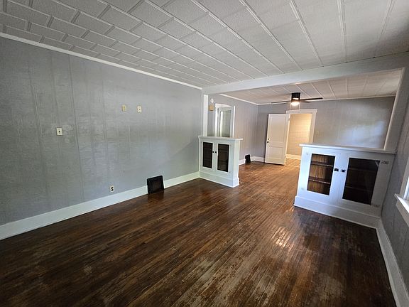 4th image of 543 Sumner St
