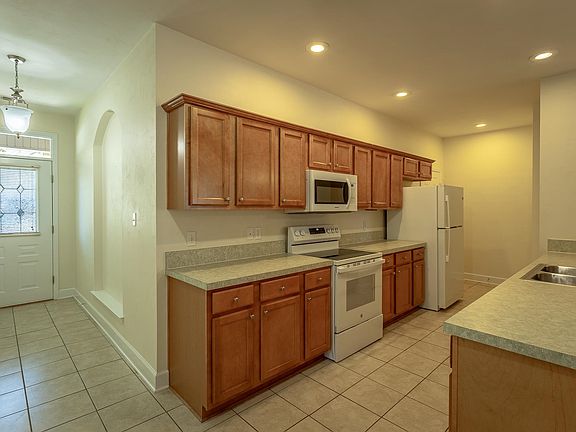 4th image of 28 Covington Cir