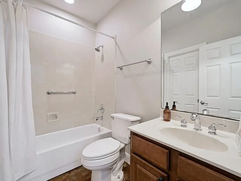 200 Oak Hollow Ln — Photo 24