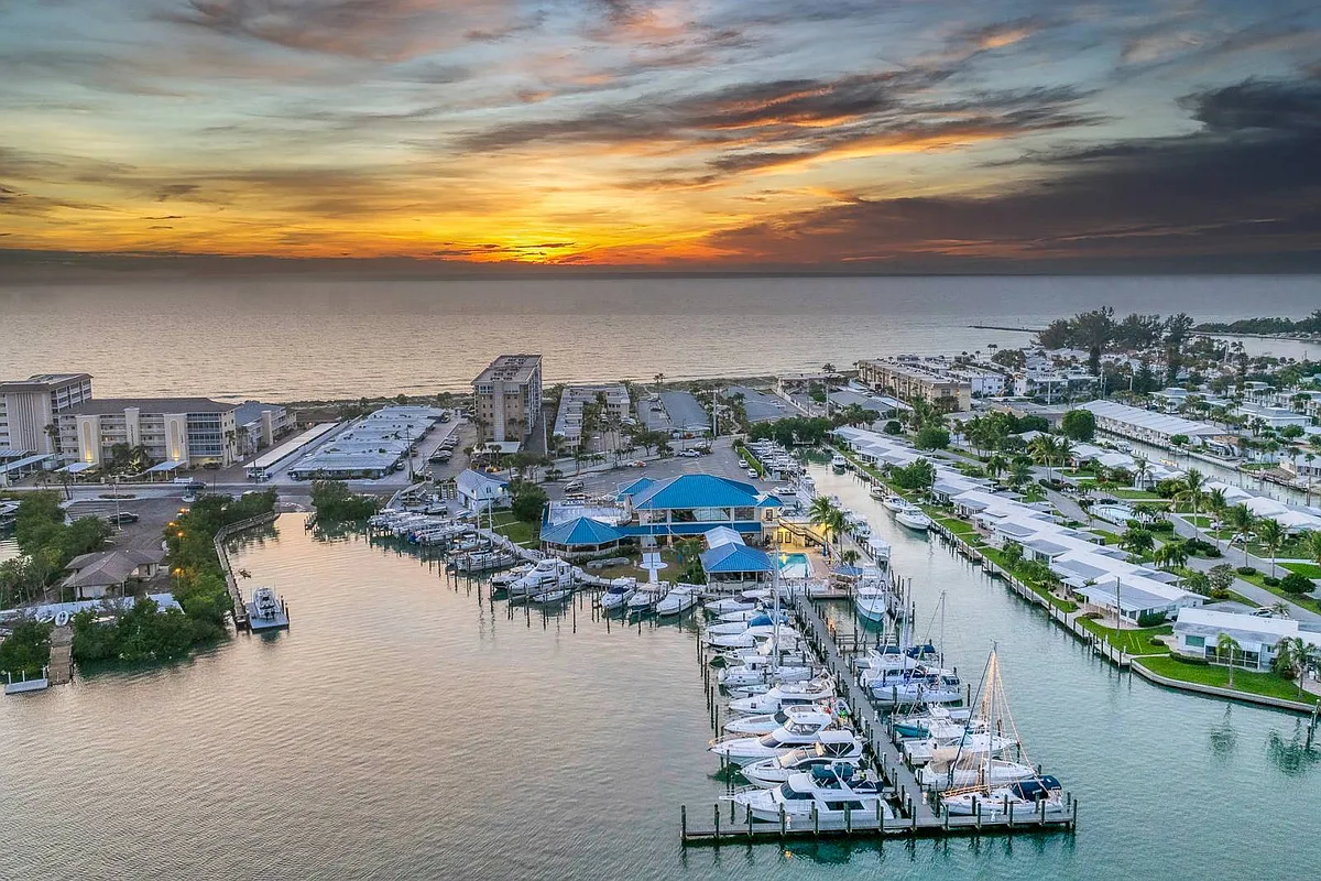 Building Photo - 1255 Tarpon Center Dr #515