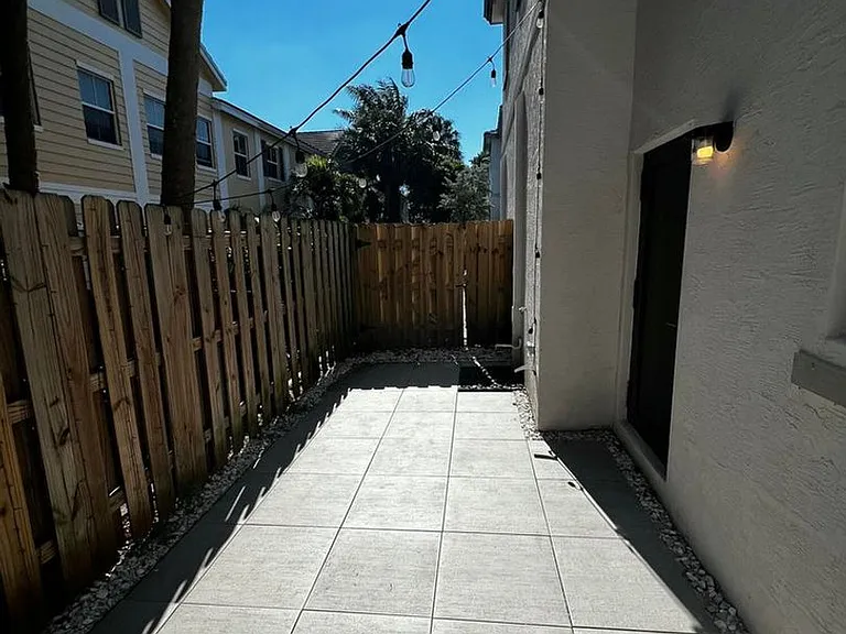 542 SW 19th Ter #Townhouse 542 — Photo 6