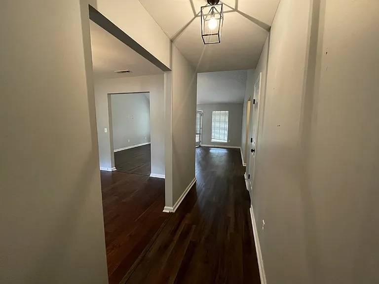 512 Creek View Dr — Photo 2