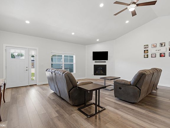 3rd image of 206 Laci Dru Dr