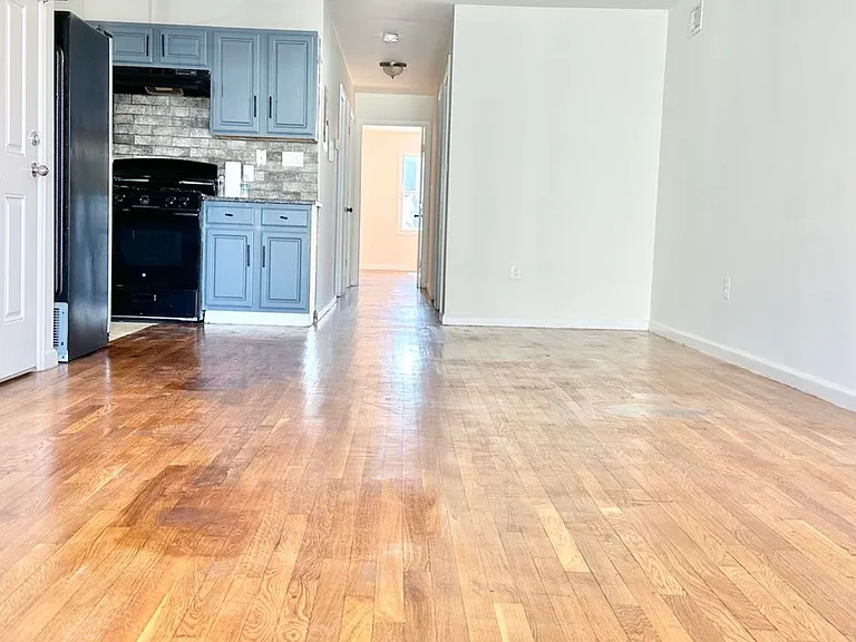 119 Armstrong Ave — Photo 4
